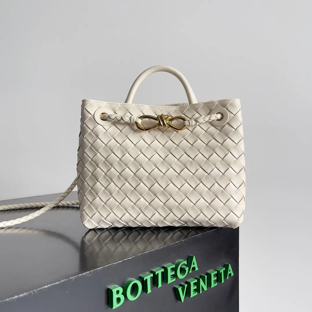 The 2023 new Andiamo batch of 1860 BV has been shipped‼ ️Really popular🔥The new Andiamo woven handbag launched by Bottega Veneta this season is really popular all over the world! ! Celebrities at home and abroad have worn it, and Oscar-winning actress Michelle Yeoh has taken it out on the street. Song Jia, Trai Yara, Yu Feihong, Sanji Ayaka, Rosie Hunting-Whiteley, Yoshioka Riho, etc. have all picked up this bag. It is classic and versatile, showing off its temperament, and the bag capacity is also large, which is very convenient for daily commuting! ! A variety of carrying methods, the shoulder straps can be adjusted by yourself, the original lambskin feels soft and delicate, and the neutral style is made to break gender boundaries and bring a more practical and longer-lasting use experience. Andiamo, which has both elegant and casual styles, perfectly interprets the true appearance of "fashionable old money style". Style number: 743568 Size: 25*22*10.5cm